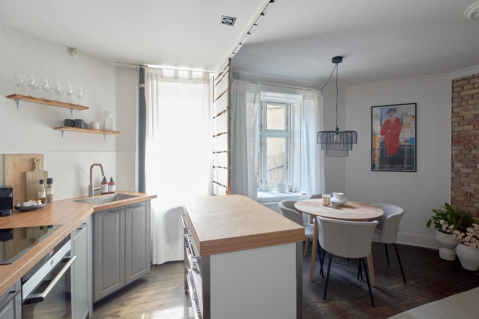 Unique In Great Location Apartment *